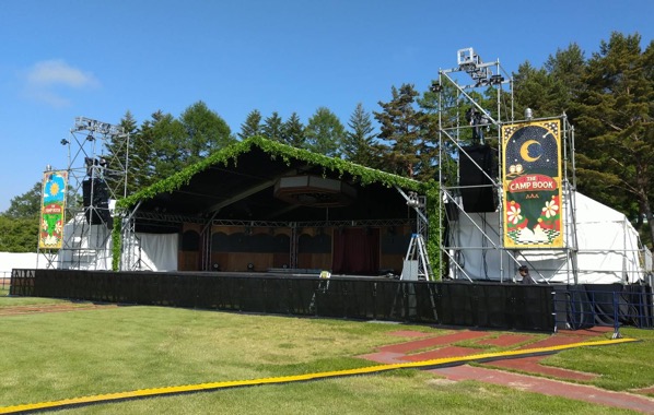 大型音楽フェスの屋根付きメインステージ