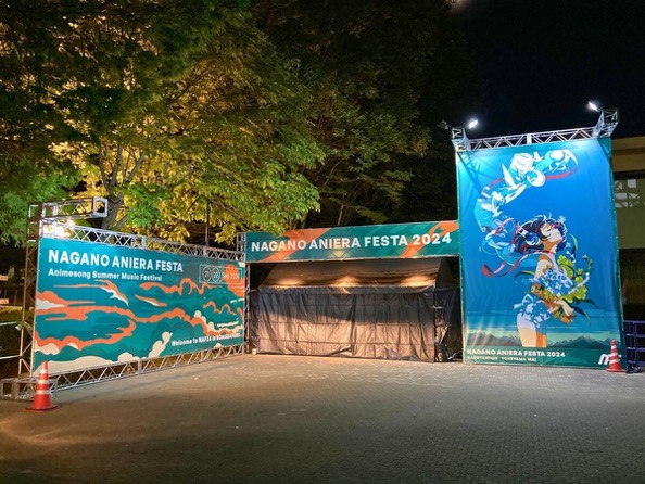 Nトラスと照明、垂れ幕を組み合わせて設営したトラスゲート