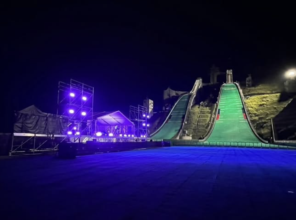 ジャンプ台横に設営した白馬マウンテンフェスの大型ステージ