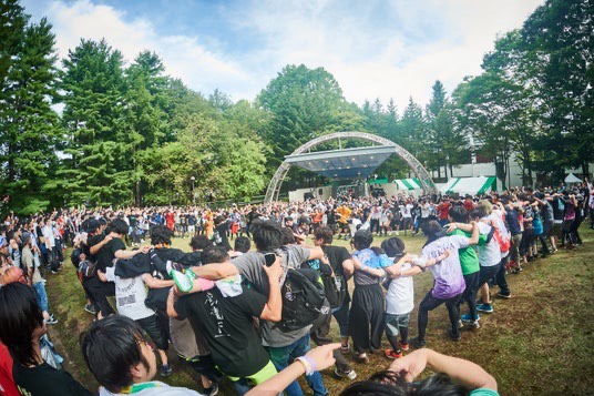 ナガノアニエラフェスタのサブステージ前では参加者が一体に