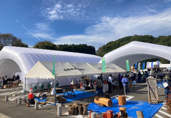 エアーパレステント2張を使った屋外イベント風景