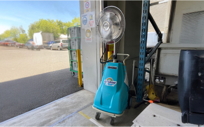風とともに細かなミストを噴出するミスト扇風機