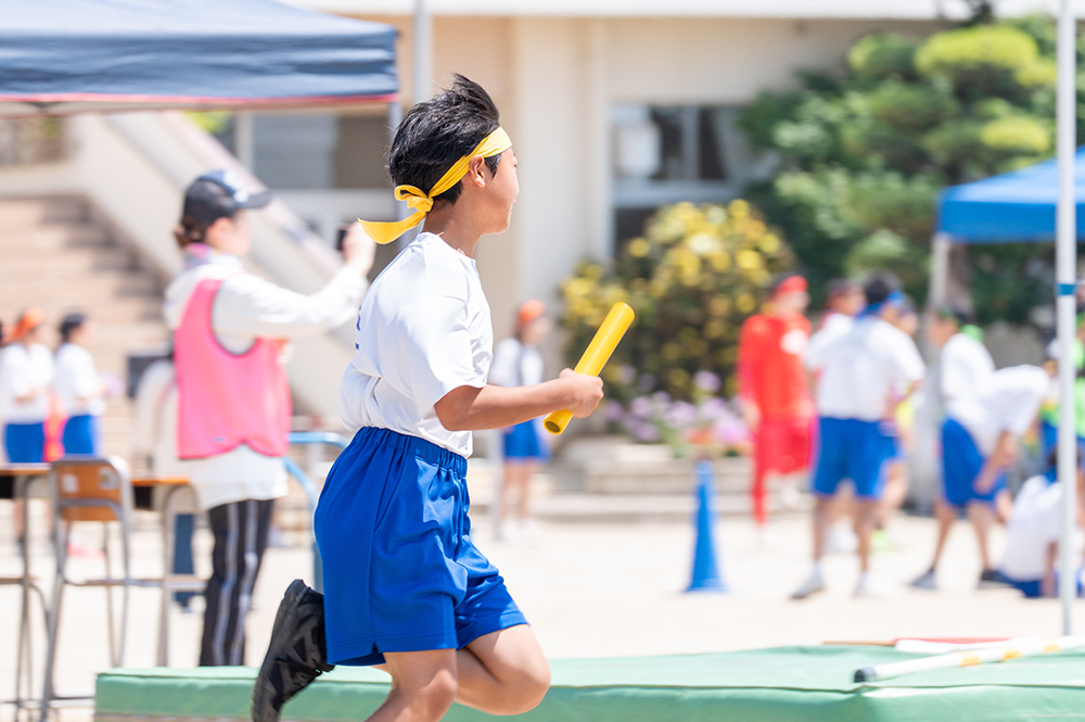暑い季節に行われる運動会風景