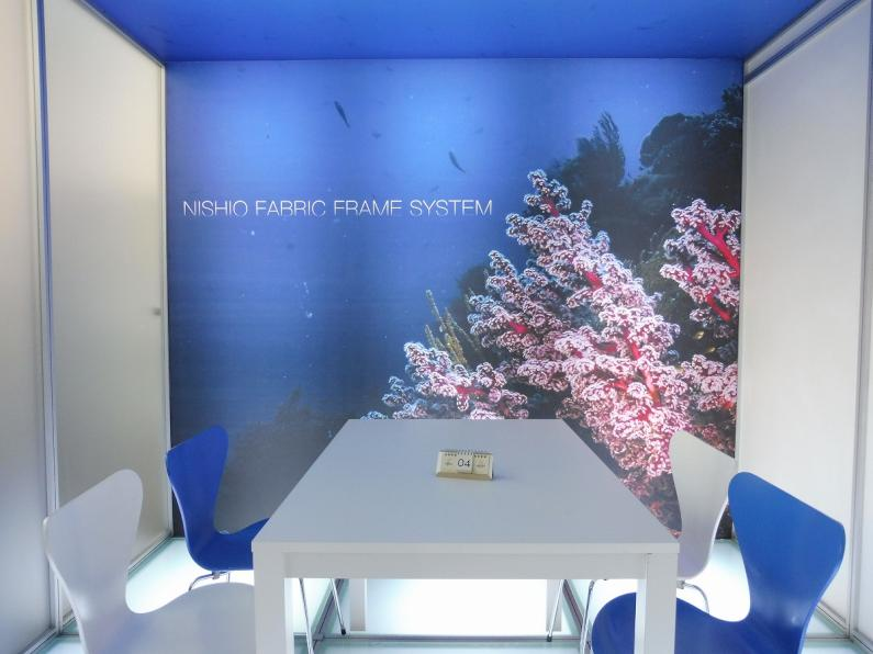 壁一面に展開したファブリックシステムの施工例